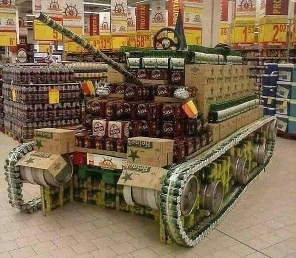 Blague   alcool   supermarché char=tank fabriqué avec des pack d'alcool