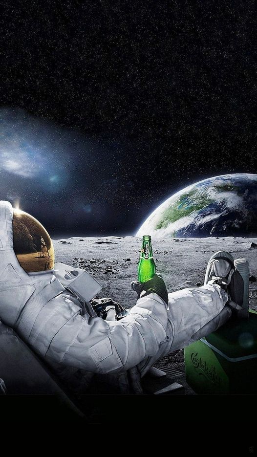 Blague   astronaute avec une bière sur la lune