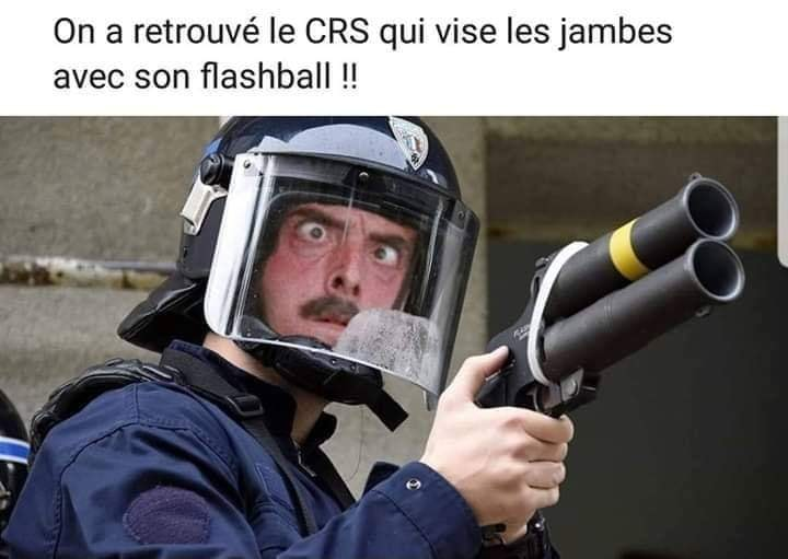 CRS   blague   on a retrouvé le crs qui vise les jambes avec son flashball