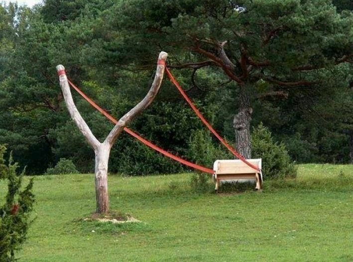 Blague   banc accrochéé à un lance pierre