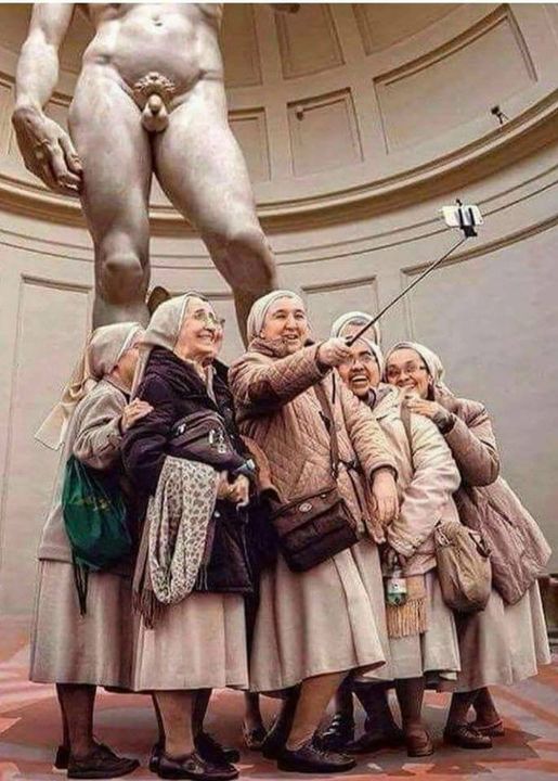 Blague   bonne soeur   qui se prennent en photo dans un msuée avec une statue d'un homme nu avec sa bite et ses couilles