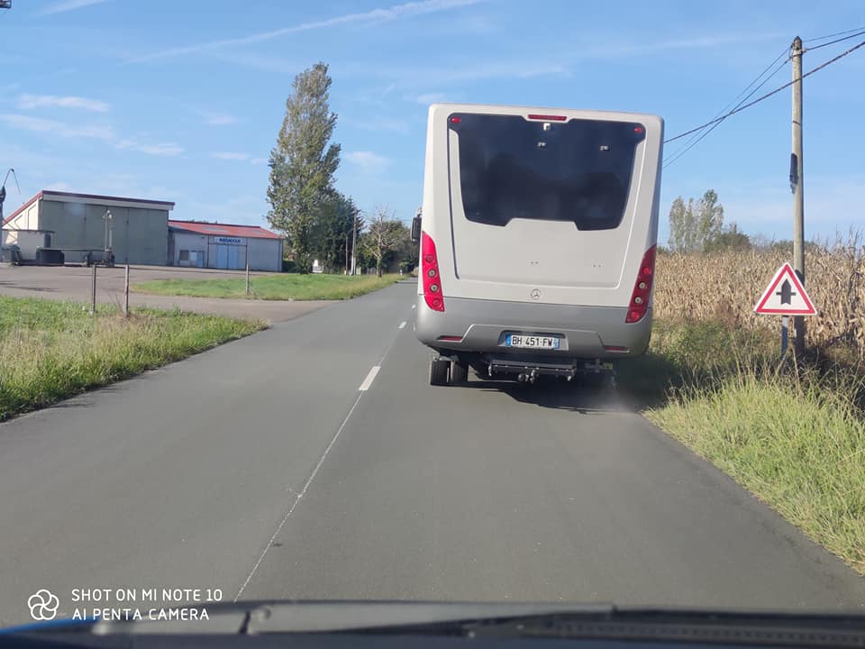 Blague   car avec de petit pneu