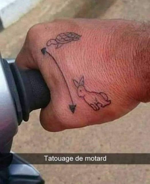 Blague   carricature   taouage   tatouage de motard sur sa main droite avec un lapin et un etortue