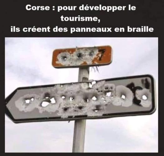 blague   en corse   pour le toruisme   panneau de signalisation sont écrit en braille