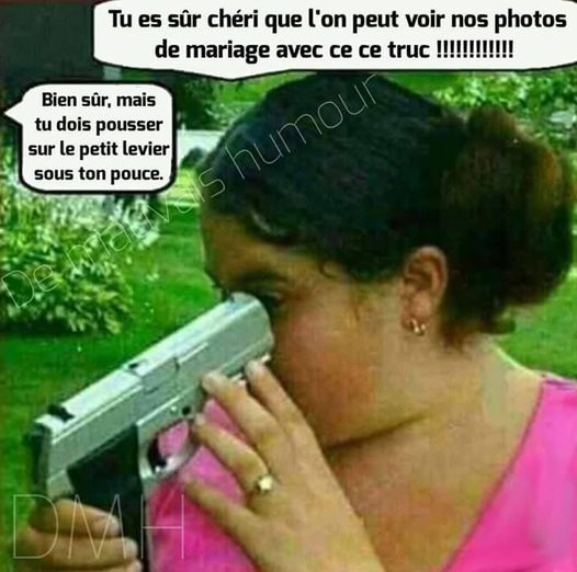 Blague   femme avec pointé sur son oeil tenu avec s apropre man   et dit tu es sur chéri que l'on peut voir nos photos de marage avec ce truc