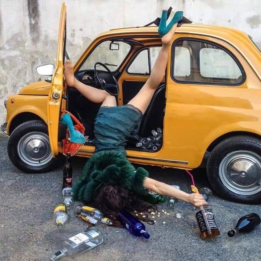 Blague   femme bouré qui descend de ça voiture