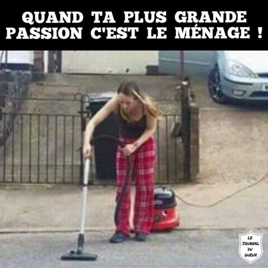 Blague   femme qui passe l'aspirateur sur la route