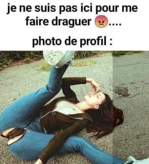 Blague   femme sur le dos le pantalon=jeans  déchirer  auniveau des fesse