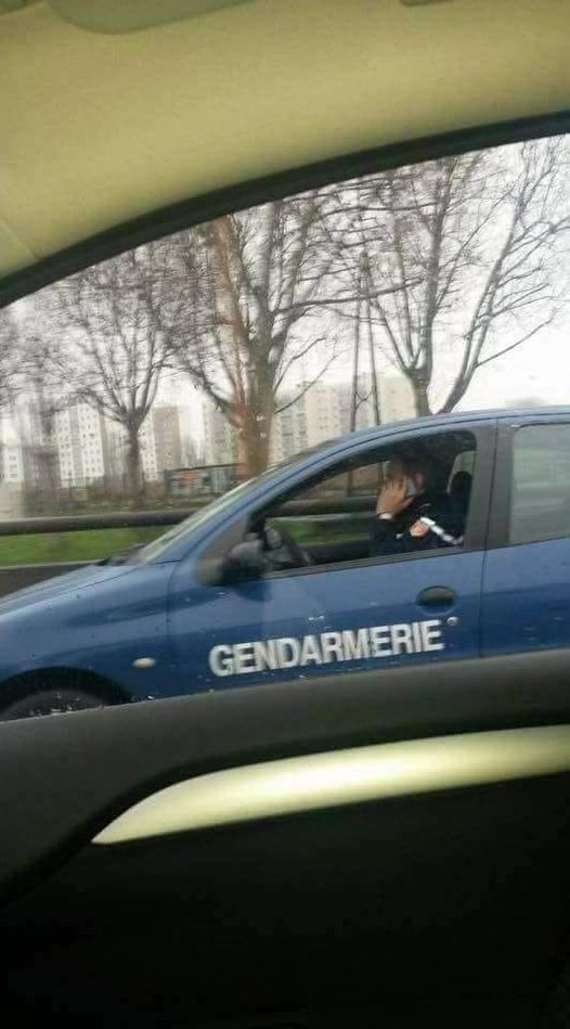 Blague   gendarme   téléphone au volant 4 point en moin