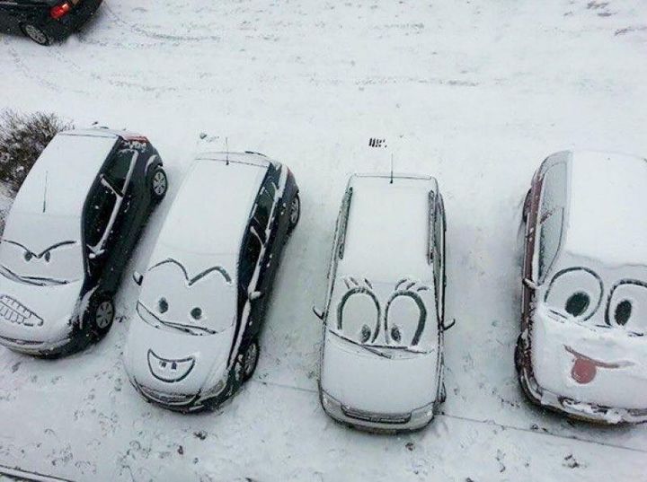 Blague   hiver   visage sur voiture avec la neige