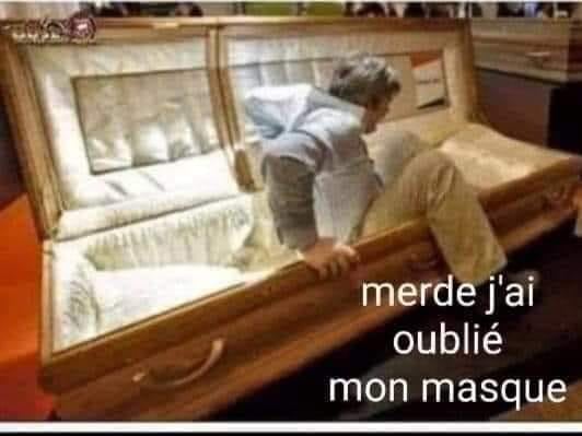 Blague   homme qui sort du cerceuil   merde j'ai oublié mon masque