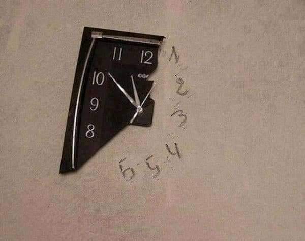 Blague   horloge   horloge cassé en 2 mais écrit les chiffres sur le mur