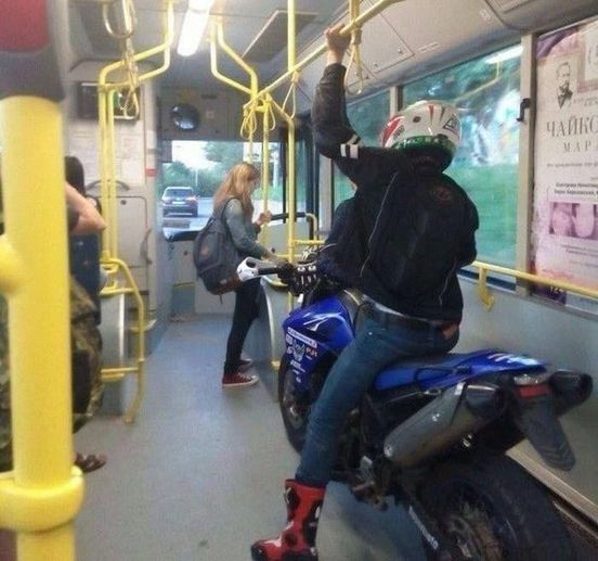 Blague   insolite    moto dans un bus