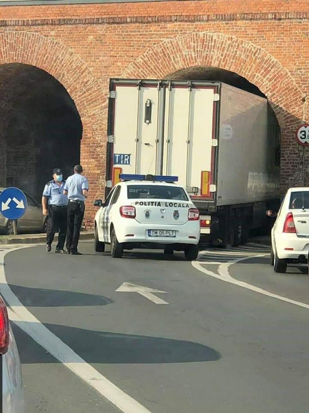 Blague   insolite   camion   rester coincer à l'entré d'un tunnel