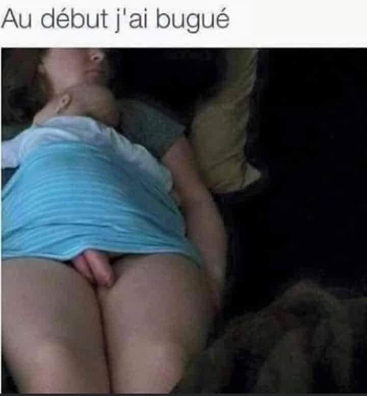 Blague   jeux d'image   bébé sur sa mère   avec ses pieds qui fait croire qe la mère a une bite avec des couille