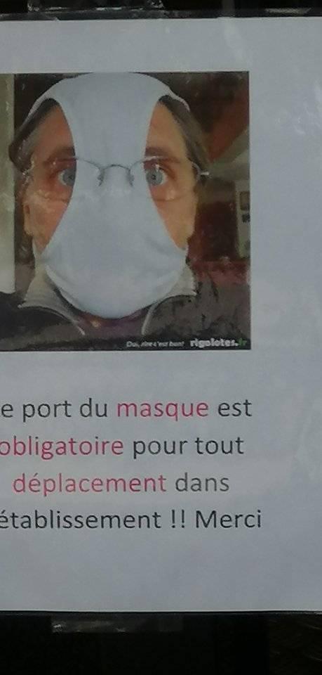 blague   le port du masque obligatoire pour tout déplacement dans l'établissement