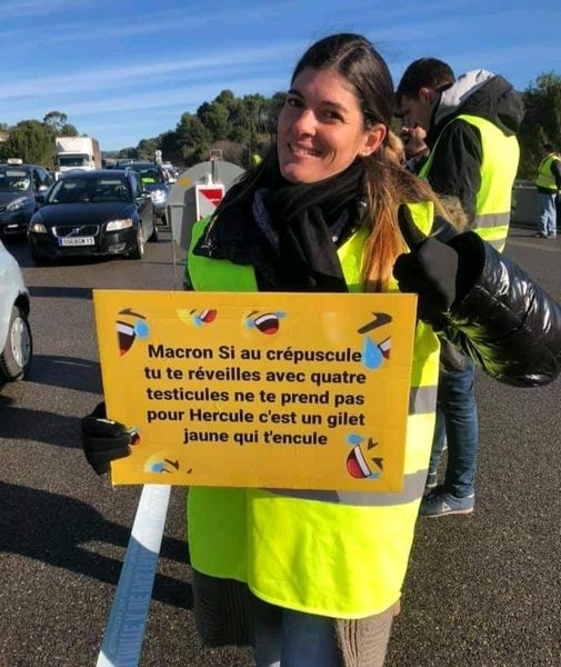 Blague   Macron si tu te révéilles avec 4 couilles ne te prend pas pour hercule c'est un gilet jaune qui t'encule