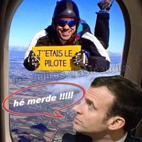 Blague   macron regarde par le hublot d el'avion et voit un parachutiste marqué j'étais le pilote