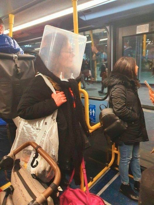 Blague   masque dans métro