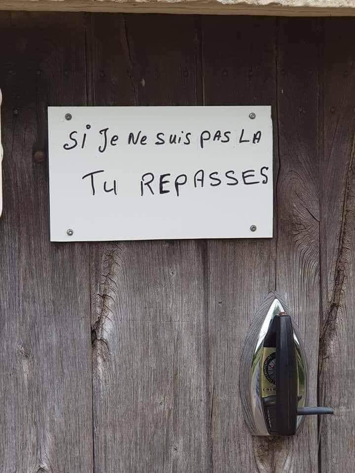 Blague   mot sur une porte   si je ne suis pas la tu repasses