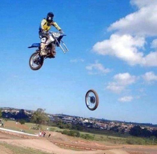 Blague   motocross qui fait un saut