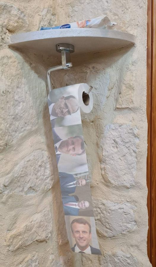 Blague   PQ    avec les photos de macron castex dessus sur le papier toilette