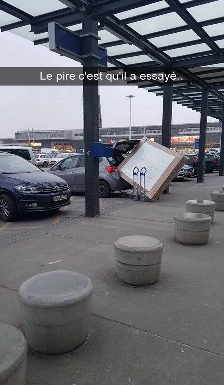 Blague   personne qui essaye de faire rentré un enorme objet dans sa voiture