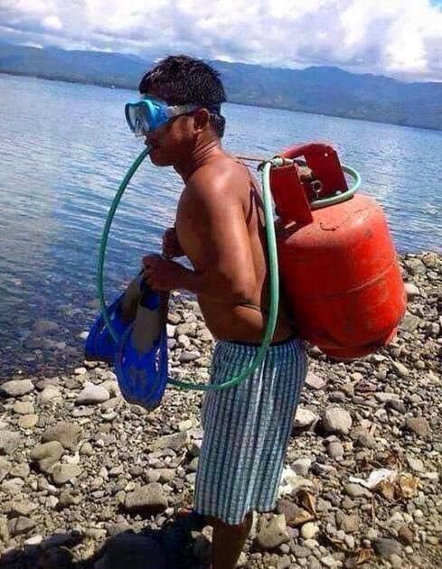 Blague   plongeur avec bouteille de gaz lunette et palme