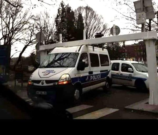 Blague   police   accident   camionette de police arrêté par un bar à hauteur