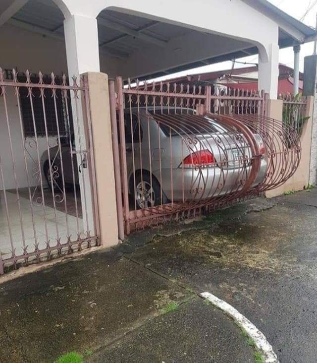 Blague   portail de garage pour voiture aménagé