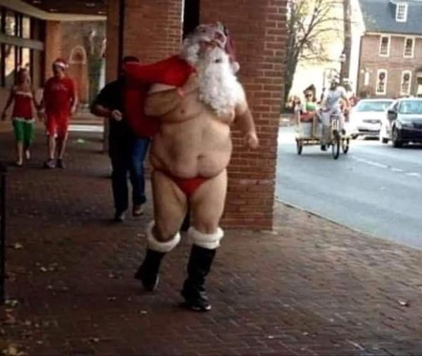 blague   Père Noel en slip avec un sac