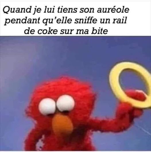 Blague   quand je lui tient son auréole pendant qu'elle sniffe un rail de coke sur ma bite