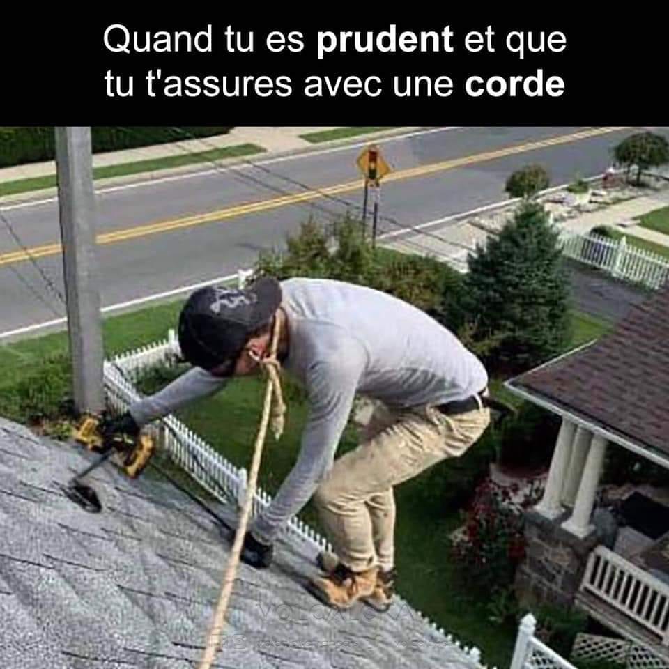 Blague   quand tu es prudent et que tu t'assure avec une corde homme avec corde autour du cou pret a etre pendu