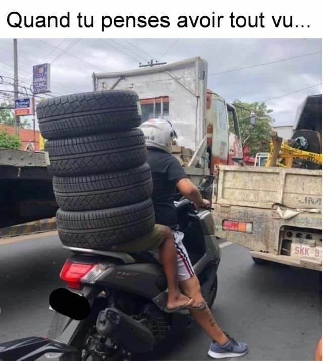 Blague   quand tu penses avoir tout vu   graçon sur moto dans des pneu