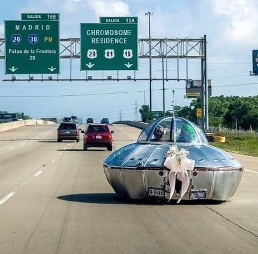 Blague   Soucoupe volante sur la route