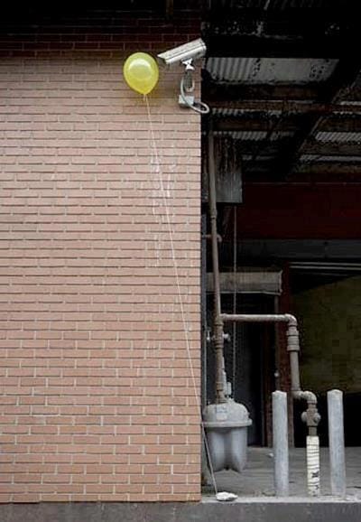 Blague   Surveillance   caméra   ballon devant camera pour empécher de voir