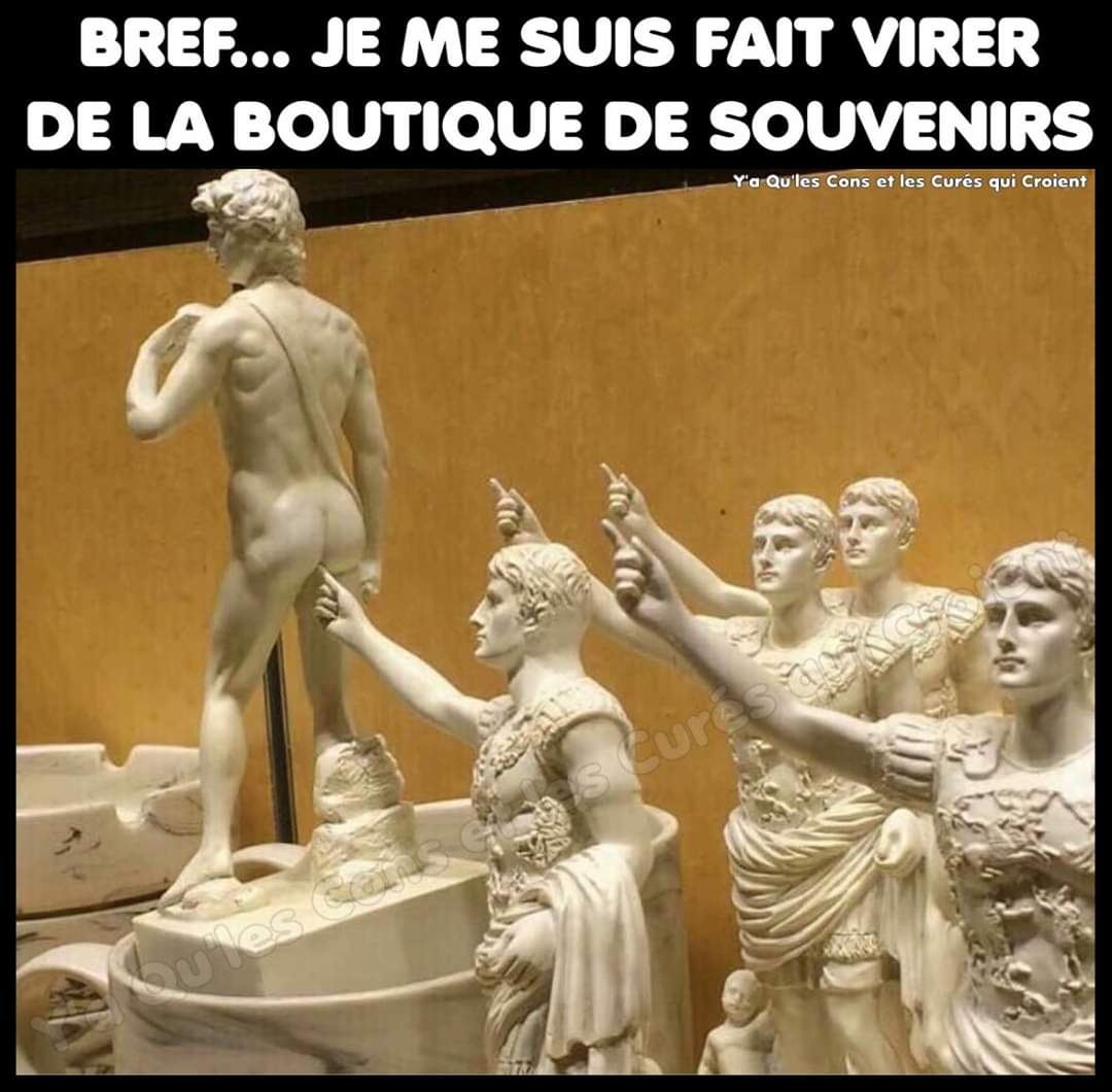 Blague   statue qui met un doigt dans le cul   une autre statut d'un homme nu