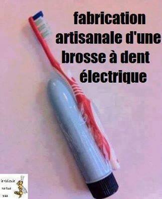 Blague   une brosse à dent électrique avec un vibromasseur