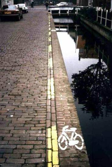 Blague   voie pour piste de vélo près d'un canal