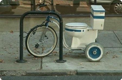 Blague   vélo trotinette 3 roue avec wc