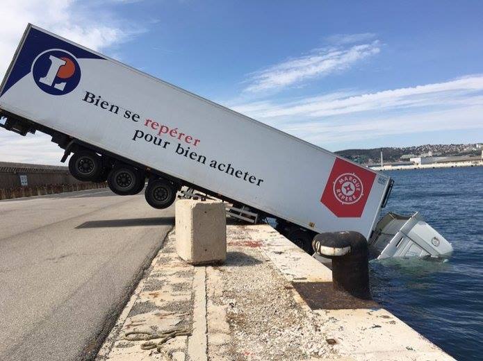 Humour   Camion Dans L'Eau   Bien Se Repérer Pour Mieux Acheter