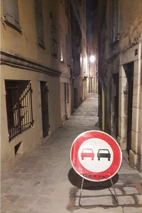 Panneaux   insolite    blague   ruelle avec panneau marqué avec un panneau interdit  a la voiture de dépassé