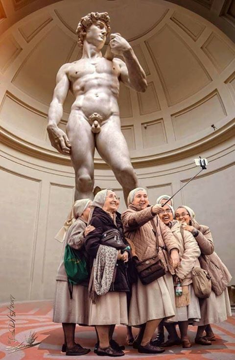 Humour   blague   bonne soeur qui se prend un selfie avec une statue