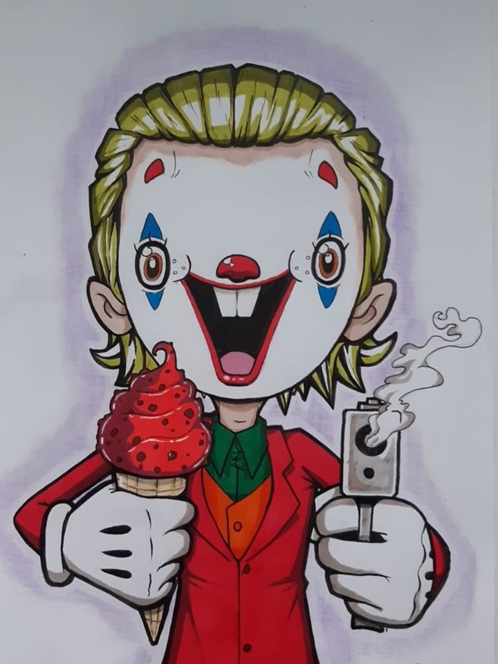 Caricature   clown tueur avec un pistolet dans la main et l'autres mains une glace maqulé en train de sourire