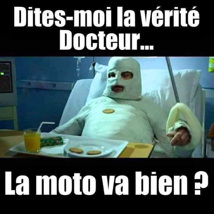 Caricature   homme bander de partout avec platre à l'hopital qui dit la moto va bien
