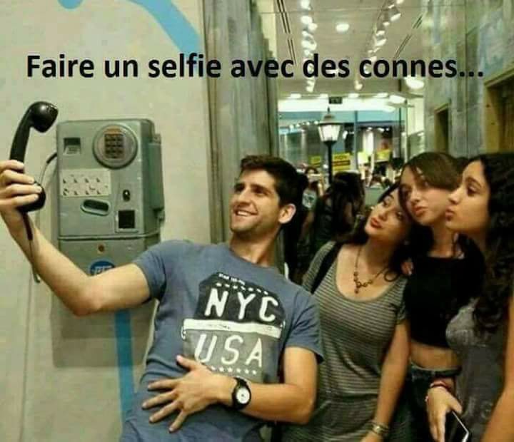 Caricature   quand tu veux fair eun selfie avec un vieux téléphone