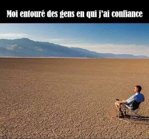 Caricture   homme tot seul dans le desert   marqué moi entouré des gens en qui j'ai confiance