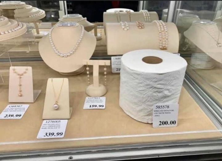 Blague   PQ en vitrine avec bijoux