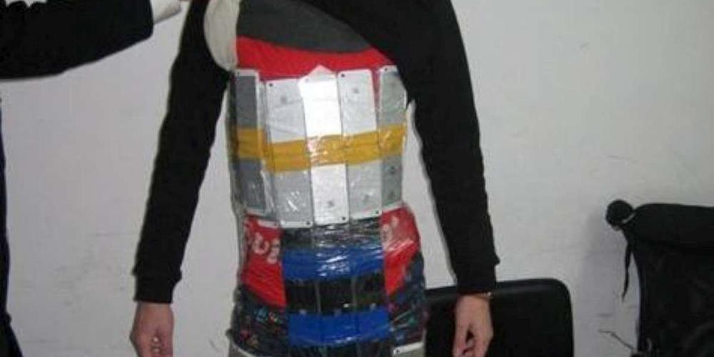 Homme arreter a la frontiere avec des pains d explosif 5G=iphone sur le corps kamikaze qui s est fait exploser=il c est eclater suicider cobaye humain bouclier humain enfant esclave