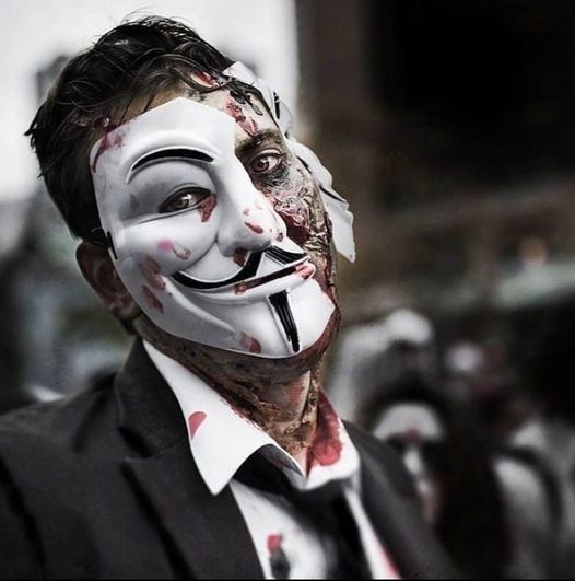 Anonymous   masque avec du sang